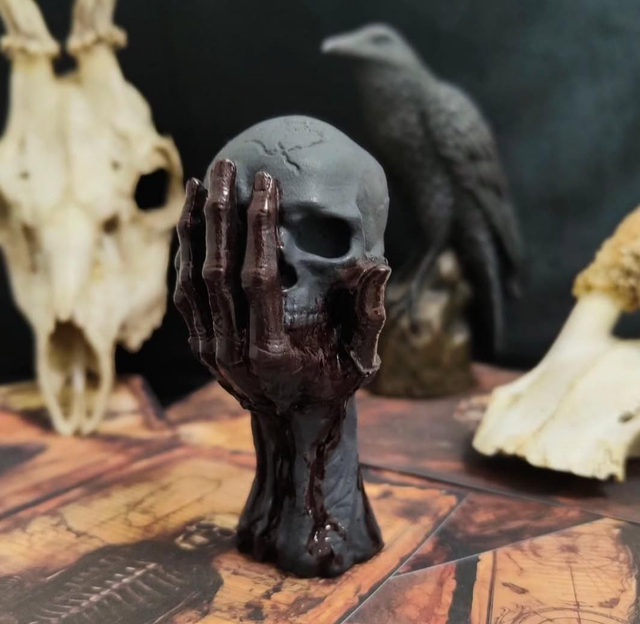 Statua Mano con Teschio - Simbolo di Vita e Morte