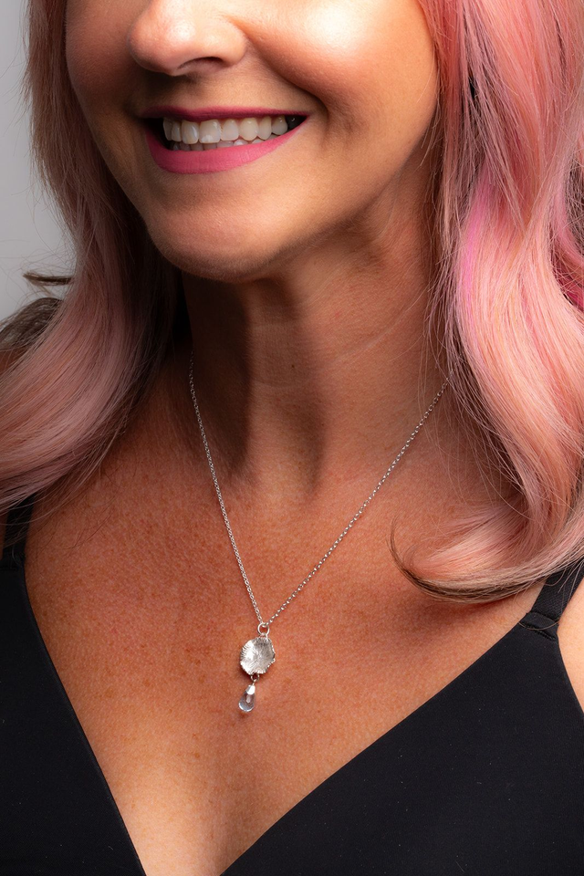 Aquamarine scalloped pendant 