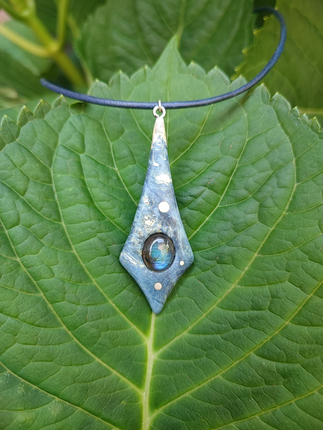 Pendentif en Bois de Loupe d'Érable stabilisé bleu, Argent, Labradorite et Cordon Cuir
