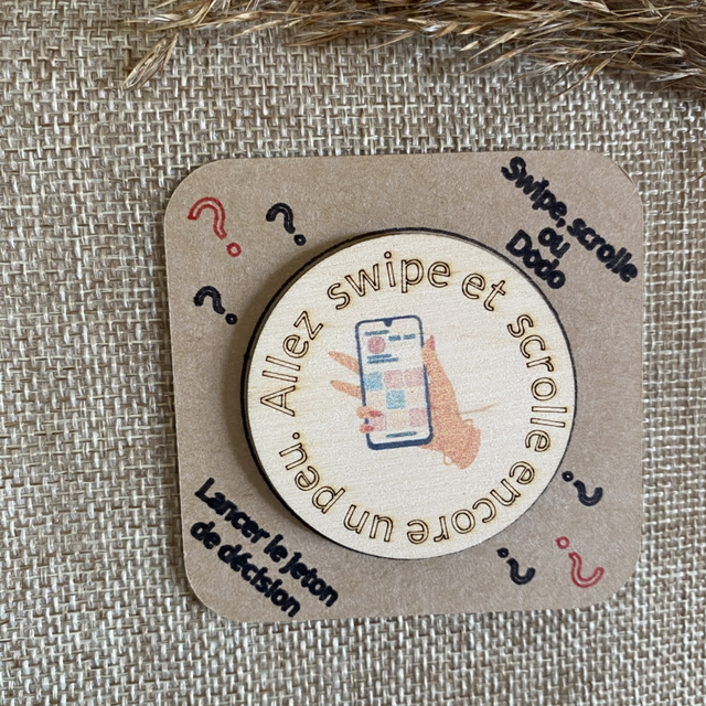 Pièce de décision en bois scrolleur swipeur ?  Scrolle ou swipe encore un peu ? Ou au lit ? 
