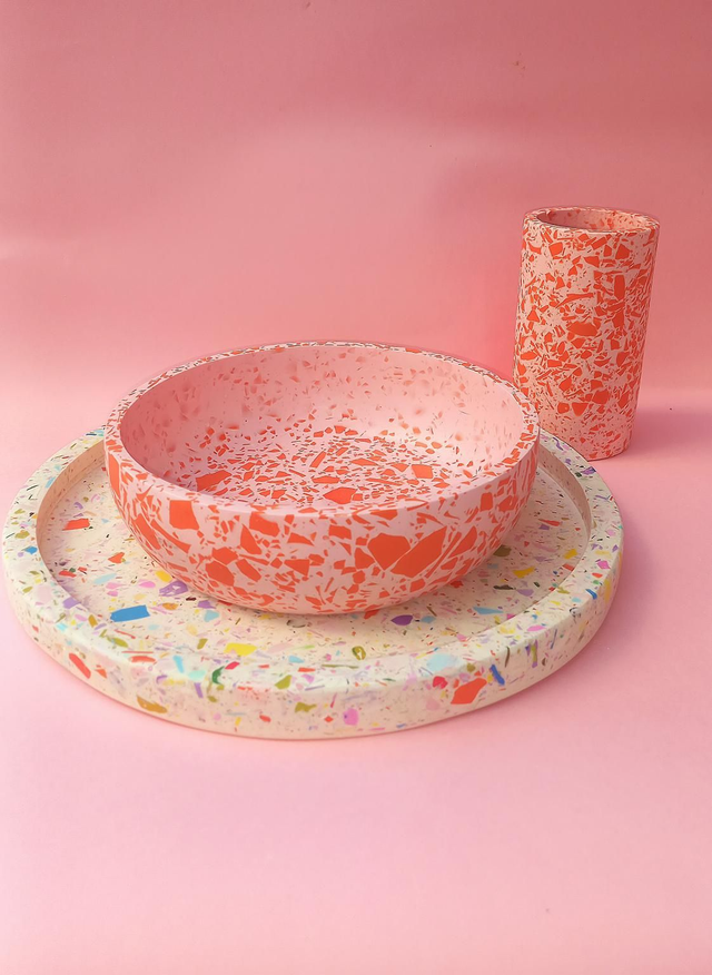 Różowa miska terrazzo do kuchni na owoce lub dekoracyjna, pomarańczowe lastryko