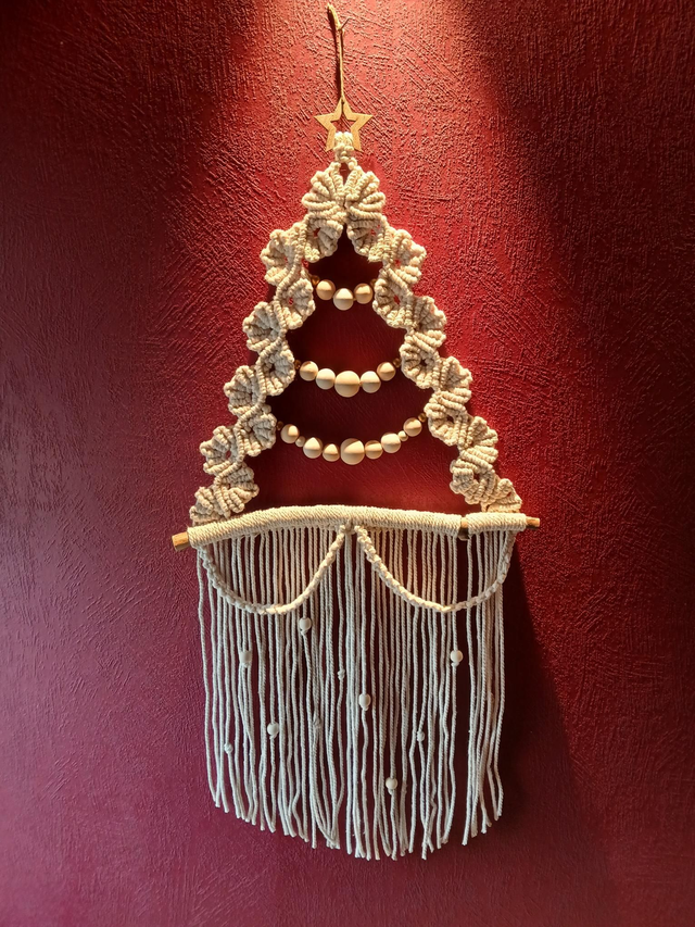 Sapin mural en macramé et perles bois – 70 cm sur bois flotté 35 cm