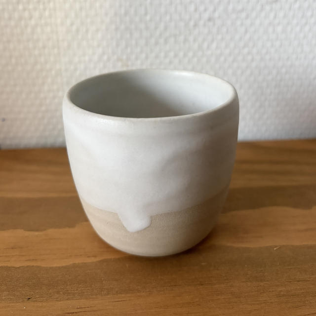 Tasse à café artisanale en grès blanc doux
