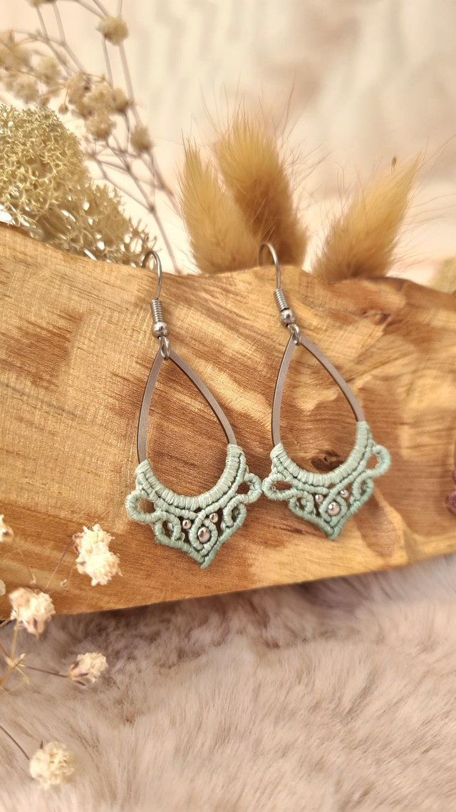 Boucles d'oreilles Arya argentées pendantes légères en macramé