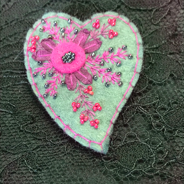 Broche océan /magenta /violet cœur stylisé 