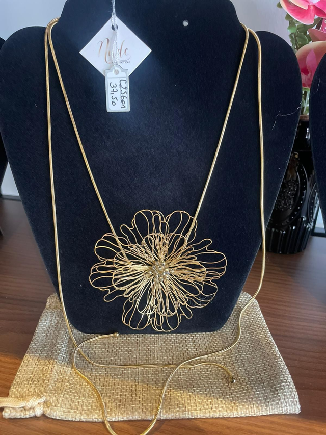 Collier doré grande fleur ajourée – Collection NUDE