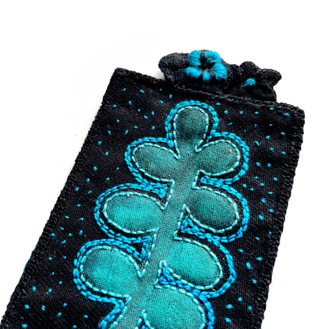 Petit tableau végétal noir et turquoise peint et brodé