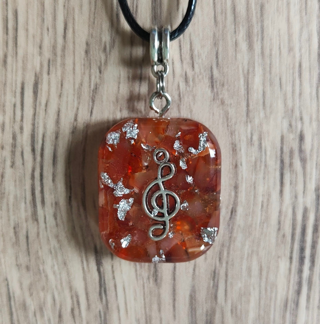 Orgonite pendentif clé de sol cornaline