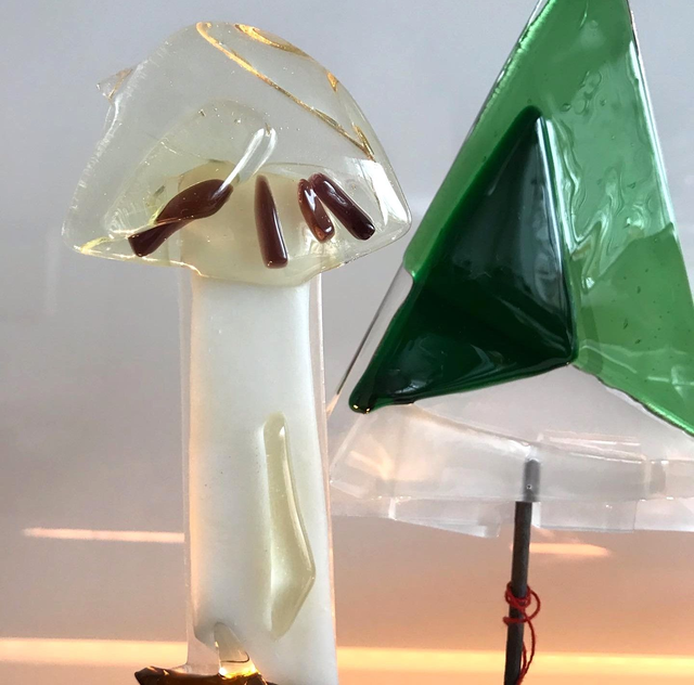 o6 Fantasie-"Pilz" aus Glas . 5,5 x 12 x  15,5 cm/Höhe . Amber hell