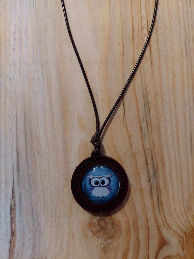 Collier cabochon et bois Chouette bleue