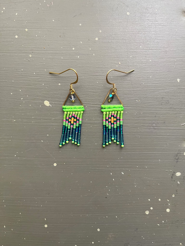 Petites boucles d&#039;oreille en macramé et perles à franges vert fluo