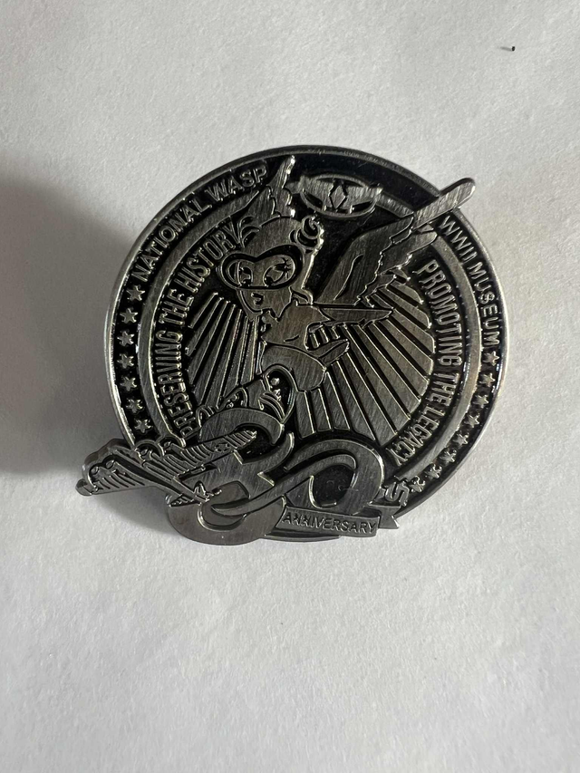 Pin's Fifinella 80 eme anniversaire