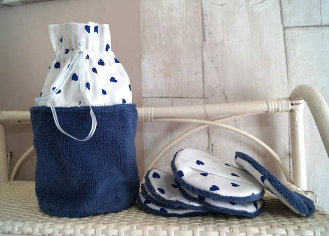 Un pochon cousu main + 7 lingettes lavables en éponge bambou bleu &amp; coton coeurs bleus