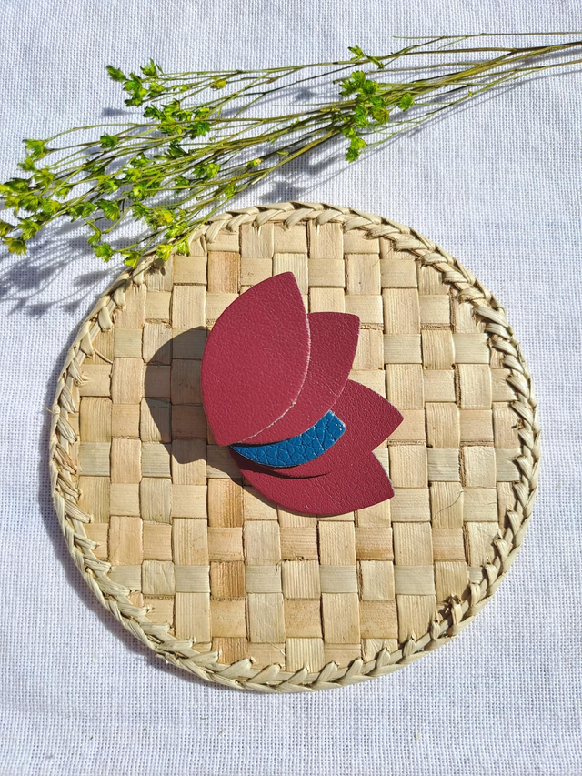 Pin's en matières végétales de pommes et de céréales 