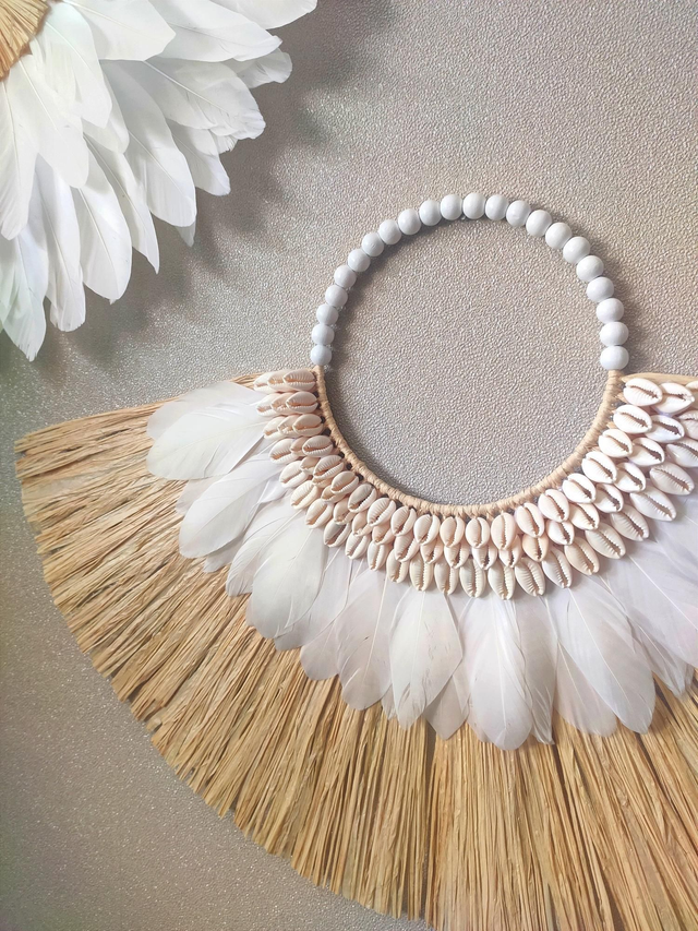Duo Jujuhat blanc raphia naturel et Collier papou raphia naturel plumes blanches et coquillages cauris