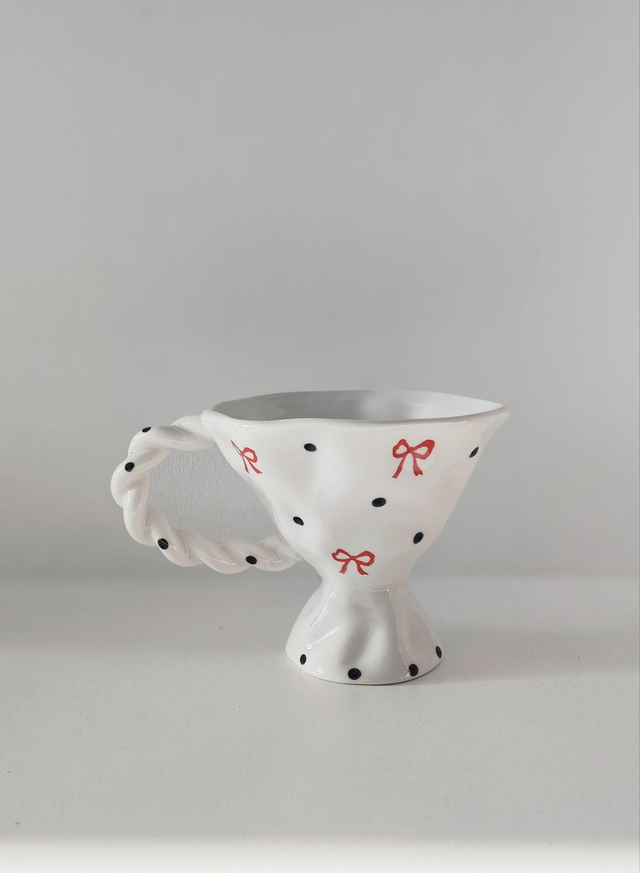 Mug en céramique noeuds rouges et pois noirs