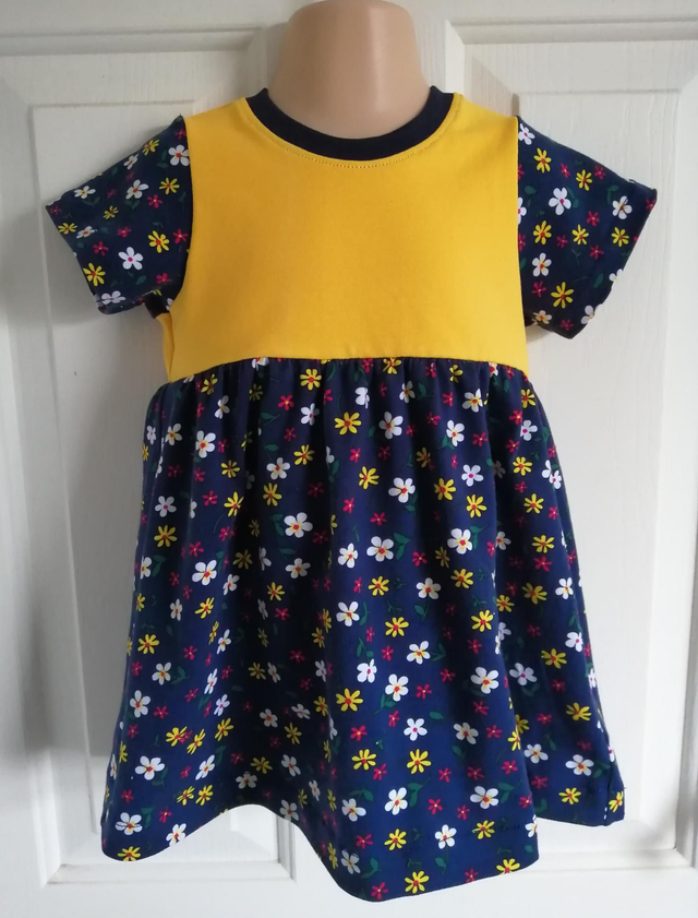 Dress - 18 mth (86 cm).   Navy flowered jersey