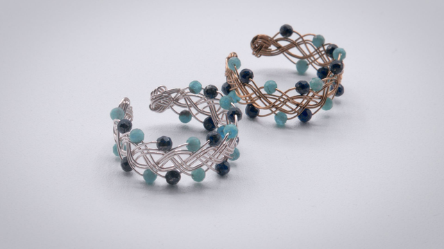 Bague ornée de lapis lazulis et apatites facettés