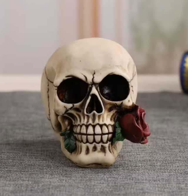 Prachtig schedel beeld met roos in mond (19cm)
