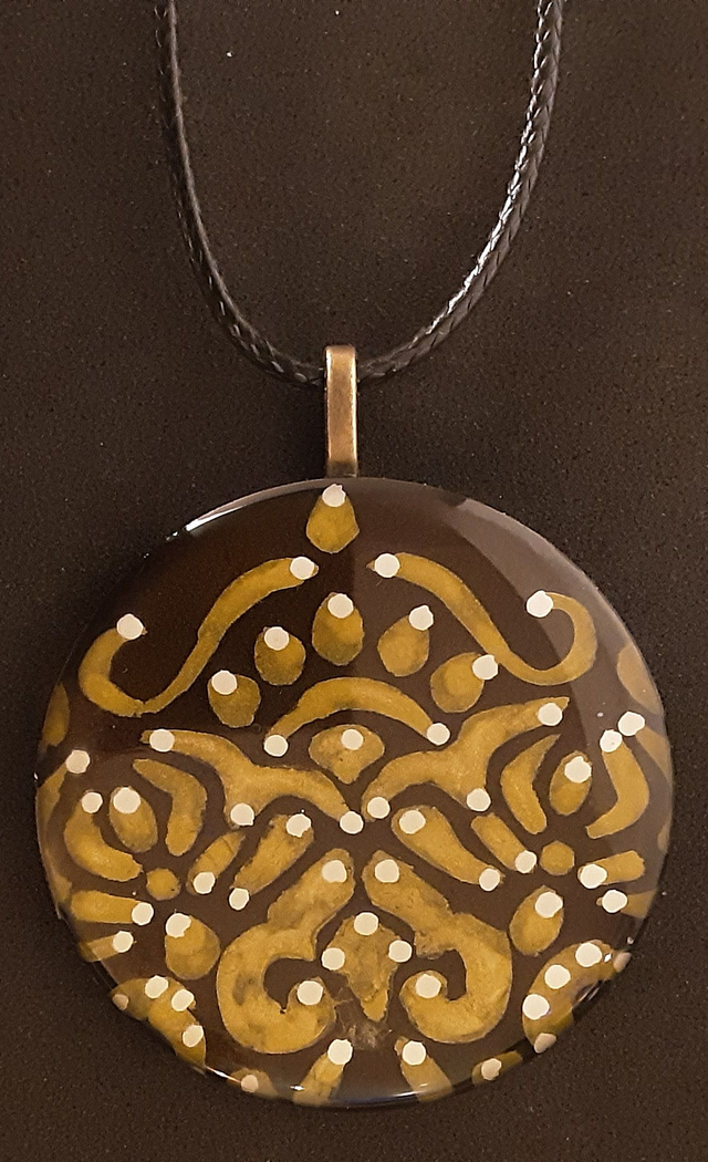 Pendentif rond collection Arabesque fond brun chocolat et arabesques couleur bronze