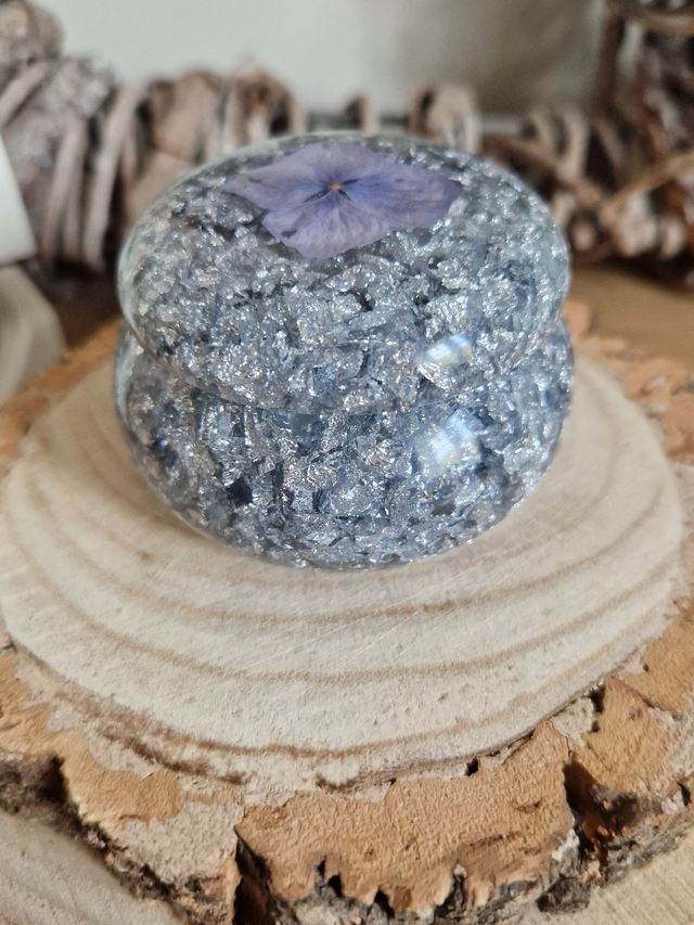 Curvy Trinket Box with Pressed Hydrangea