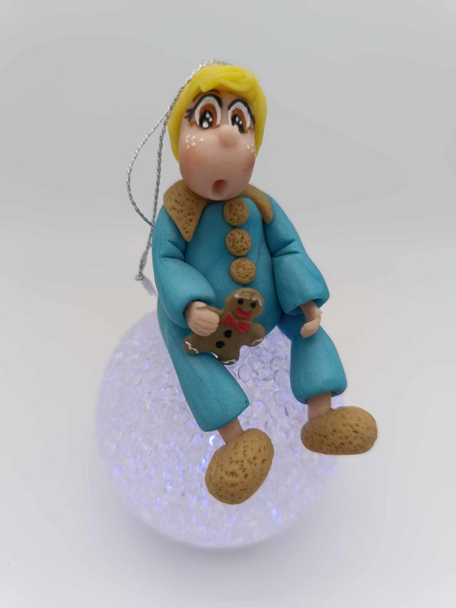 Petit garçon en porcelaine froide sur veilleuse LED