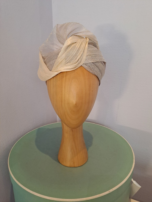 Modèle "Opaline", turban, mouvement d'abaca et abaca lurex
