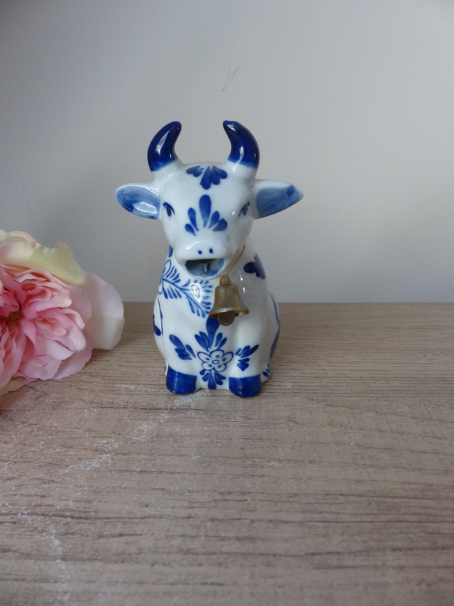 Crémier Vache avec cloche dorée Delf Blue – Pot à lait en céramique peint main – Artisanat hollandais vintage cuisine rétro ou collection
