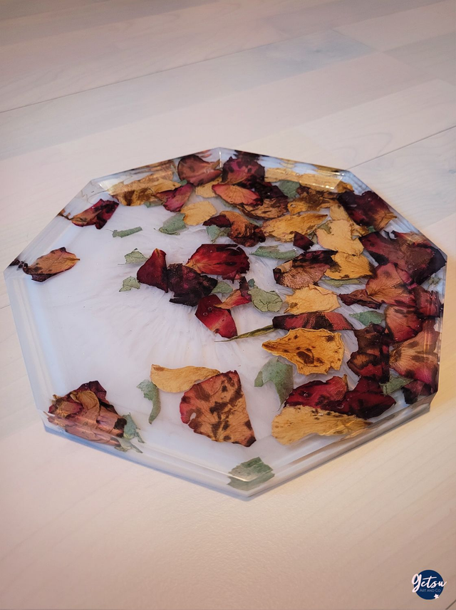 Plateau octogonal blanc et avec fleurs séchées