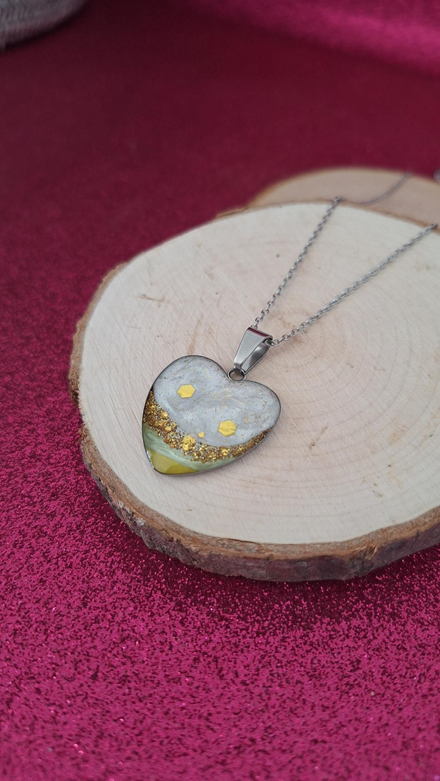 Collier argenté cœur blanc/vert/paillettes dorées 
