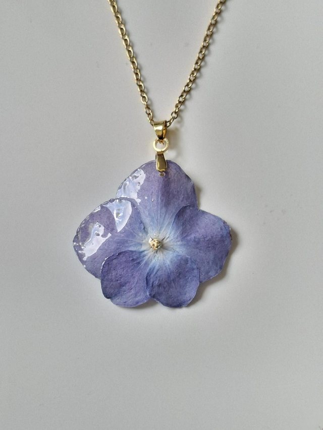 Collier " Blue Hortense" Fleur d'Hortensia naturelle séchée et résinée acier inoxydable doré 
