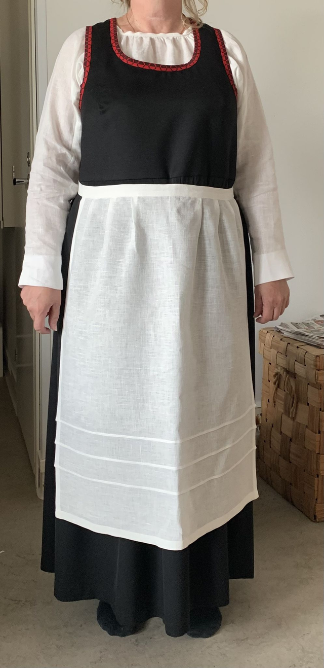 Ovaskan sukuseuran naisen asu