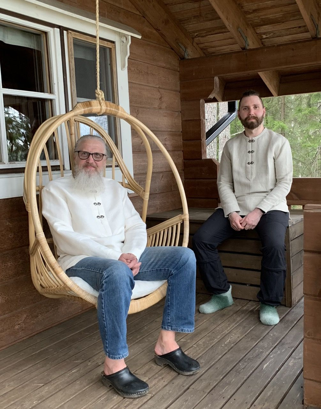 Pellavapaita vaaleasta kankaasta