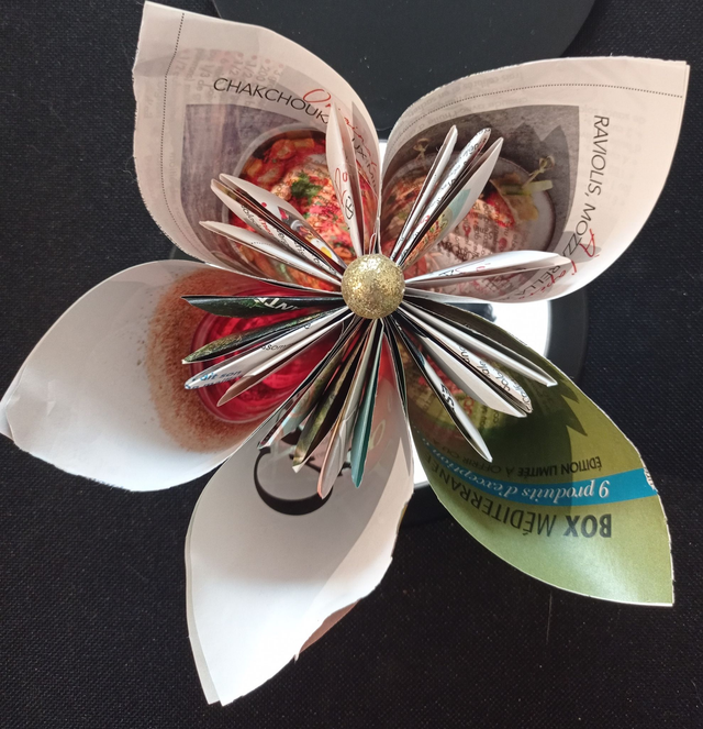 Fleurs papier magazine centre or