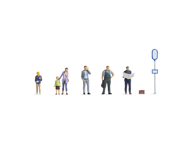 passants à l&#039;arrêt de bus Noch 36246 N