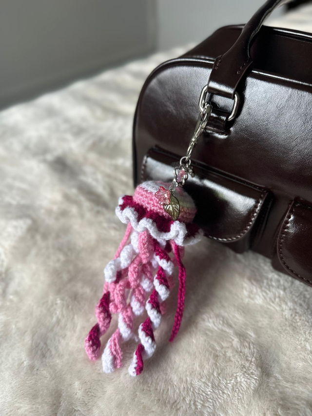 Bijou de sac Méduse rose au crochet