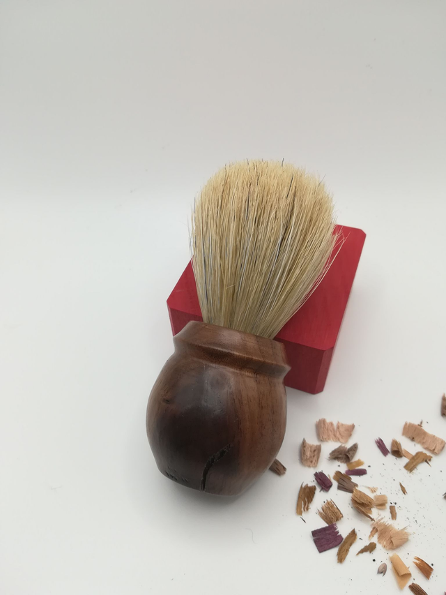 Blaireau en véritables poils naturels de sanglier manche en bois tourné de noyer