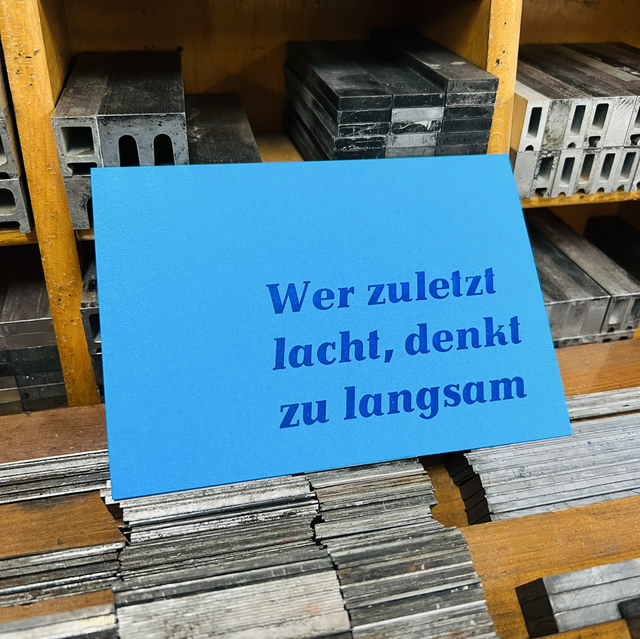 „Wer zuletzt lacht…“ Postkarte