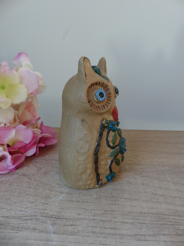 Sculpture Hibou en Terre Cuite Peinte à la Main – Figurine Artisanale Vintage avec Motifs Floraux, Décoration Originale Intérieur Naturel
