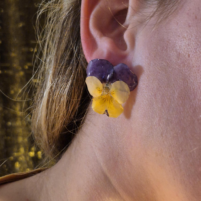 Boucles d’oreilles Pensées – Bijoux floraux faits main en résine brillante