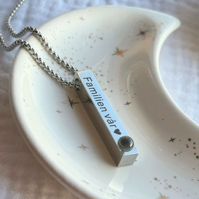 Projeksjonssmykke og gravering • sølv • 37mm