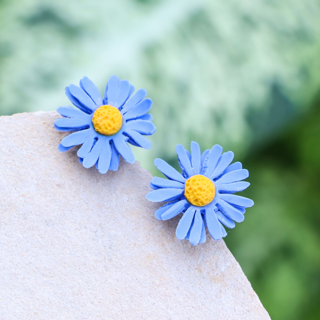 Hellblaue Gänseblümchen Ohrstecker aus Polymerton mit hypoallergenem Edelstahlstecker, auch in rosa oder weiss verfügbar