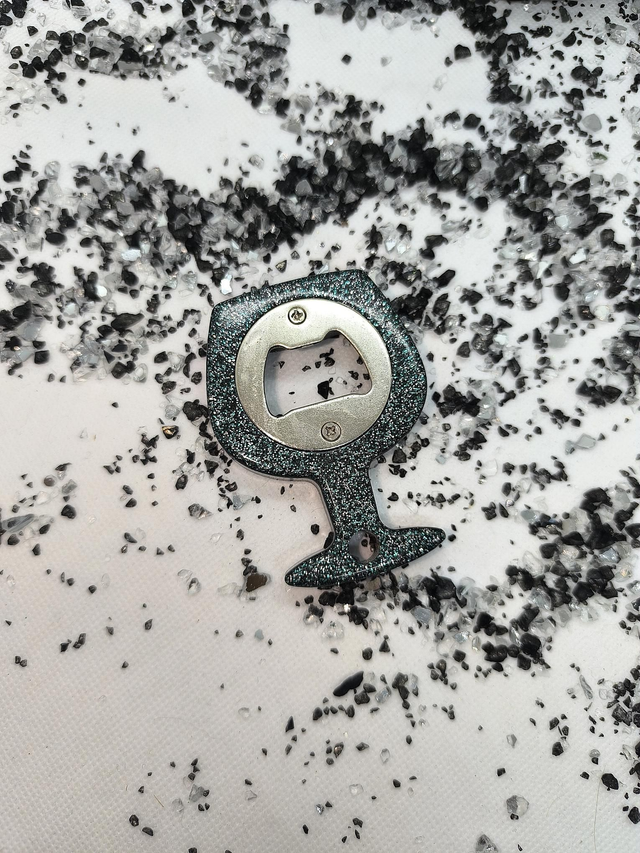 Décapsuleur verre à vin noir et paillettes argentées et bleu 