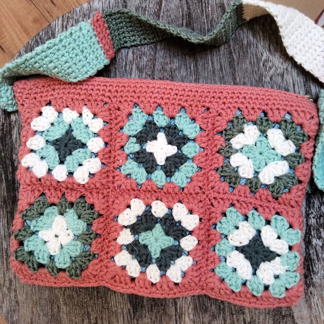 Petit sac pochette carré granny 