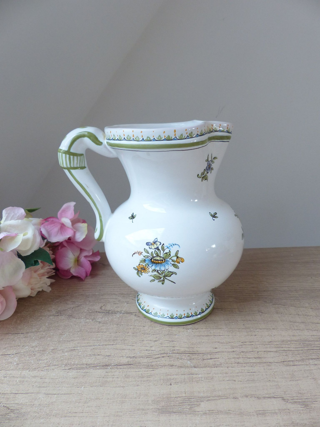 Pichet broc à eau en faïence blanche Peint main, signé Lallier à Moustiers, décoration rustique pour maison de campagne française vintage