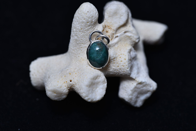 Pendentif oval Cabochon vert