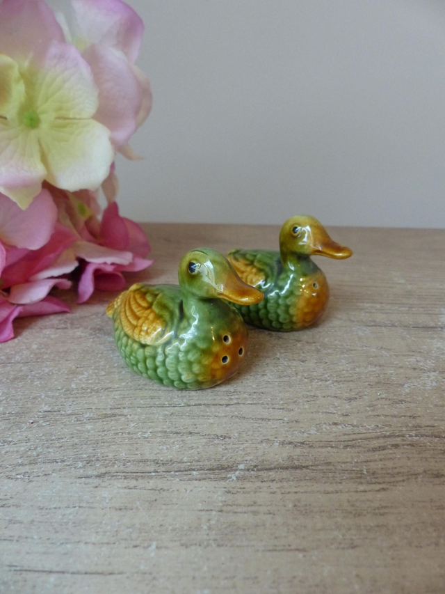 Ensemble salière et poivrière en forme de canards barbotine verts et jaunes, Canards décoration cuisine, canards shakers céramique vintage