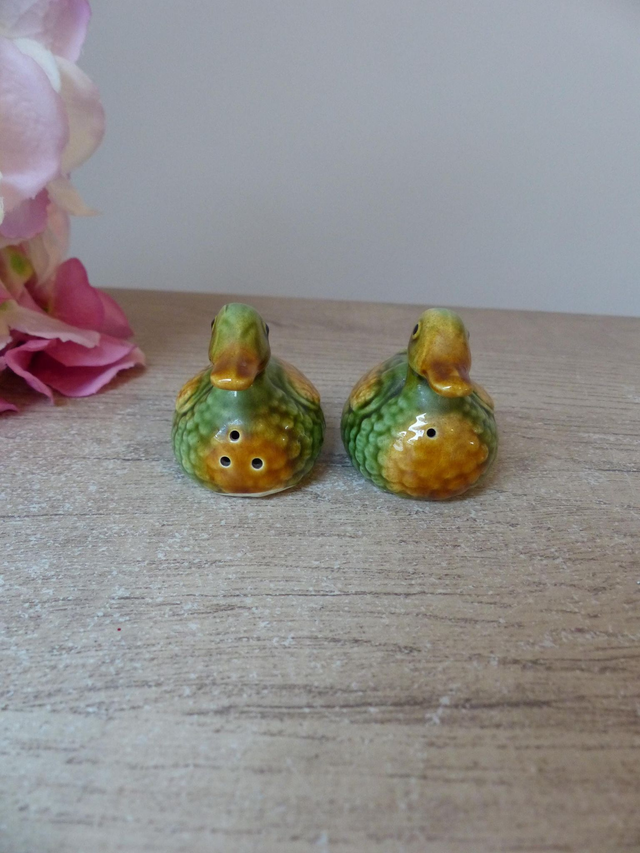 Ensemble salière et poivrière en forme de canards barbotine verts et jaunes, Canards décoration cuisine, canards shakers céramique vintage