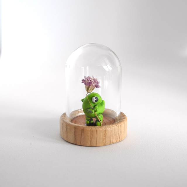 Dinosaur presenting a little flower - miniature pendant in collaboration with @minidinosaur_comics