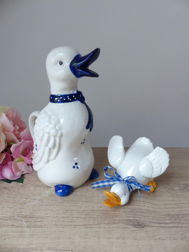 Porte ustensiles oie blanche en céramique peinte à la main vintage avec noeud bleu en ruban, oie et bébé oison décoration cuisine maison